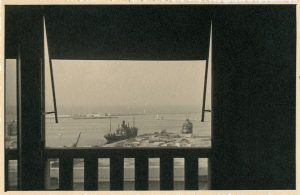 Anonyme  vue par la fenêtre c.1950