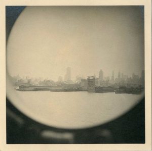 Anonyme  vue par la fenêtre d'un paquebot Nyc c.1940