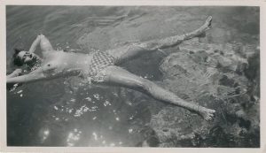 Anonyme nue allongée sur l'eau c.1940