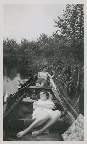 Anonyme romantisme sieste dans une barque c.1940