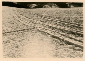 Anonyme avant garde, sous la neige c.1930