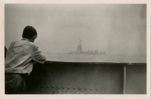 Anonyme vue sur Nyc, l'arrivée c.1957